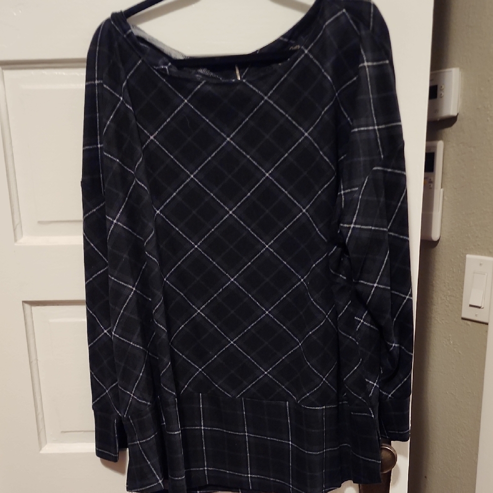 Suzanne Betro Black and Gray Plaid Long Sleeve Top